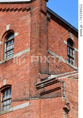 冬の半田赤レンガ建物 74256022