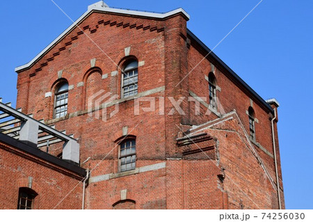冬の半田赤レンガ建物 74256030
