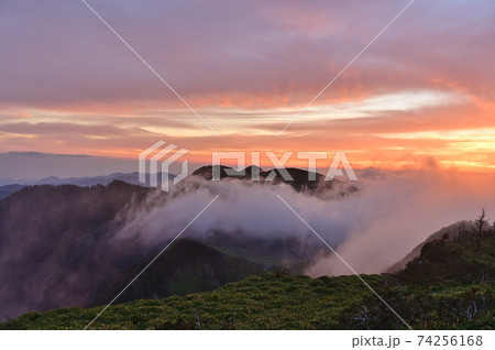 西熊山山頂から見た雲海に朝日があたる 74256168