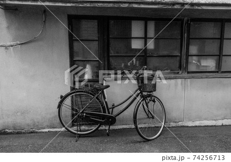 ノスタルジックな中崎町のスナップ 自転車と台所 ノスタルジックな中崎町のスナップ 自転車と台所 74256713
