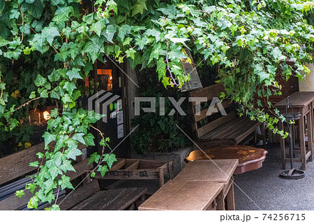 ノスタルジックな中崎町のスナップ　木に覆われたお店とベンチ 74256715