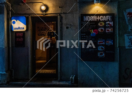 ノスタルジックな中崎町のスナップ　高架下のカフェ 74256725