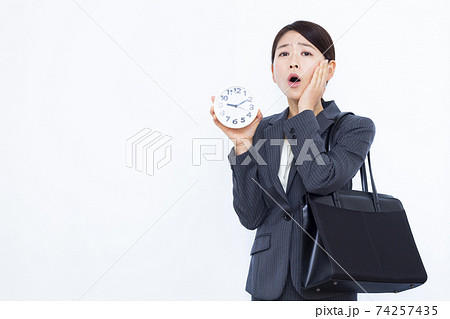 30代女性 ビジネスウーマン スーツ 白バック 30代女性 ビジネスウーマン スーツ 白バック 74257435