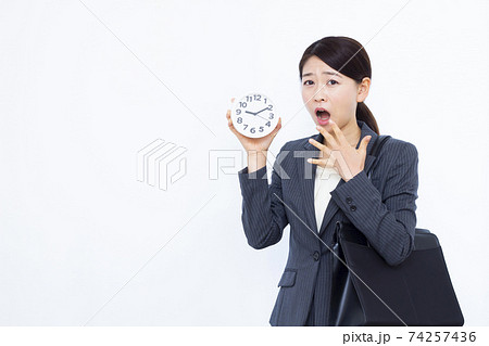 30代女性 ビジネスウーマン スーツ 白バック 30代女性 ビジネスウーマン スーツ 白バック 74257436