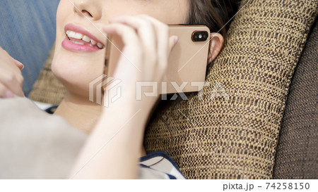 女性　スマホ　携帯電話　スマートフォン 74258150