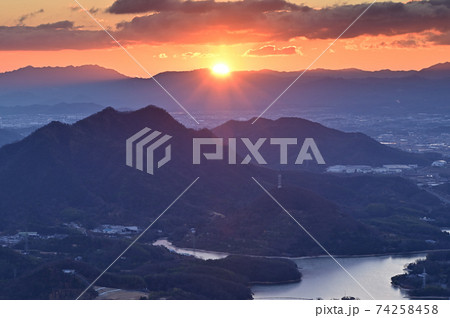 香川県坂出市の日の出（手前は府中湖） 74258458