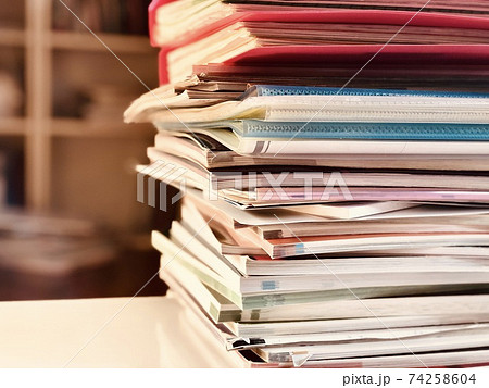 山積みの資料 5 74258604