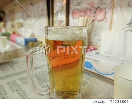 テーブルの上の 生ビール 一杯の写真素材