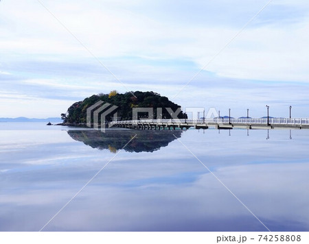 逆さ竹島の水鏡風景 74258808