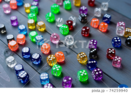 カラフルなサイコロ 74259940