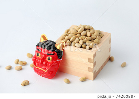 豆まき 節分の豆 鬼のお面 白背景 豆まき 節分の豆 鬼のお面 白背景 74260887