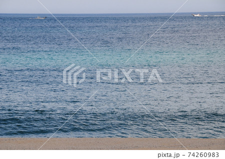 青い海と船 74260983