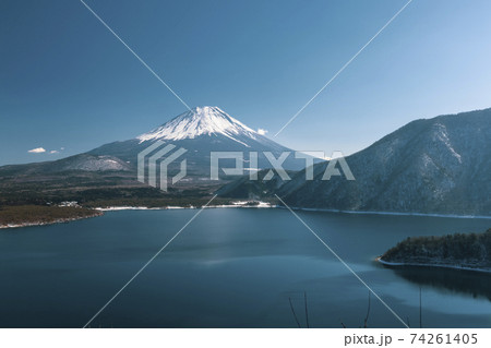 冬晴れの本栖湖と富士山(1,000円札のモデルとなった場所) 冬晴れの本栖湖と富士山(1,000円札のモデルとなった場所) 74261405