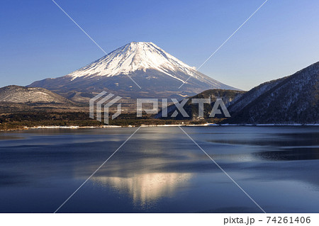 冬晴れの本栖湖と富士山(1,000円札のモデルとなった場所) 74261406