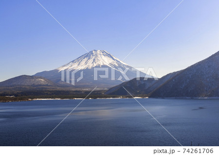 冬晴れの本栖湖と富士山(1,000円札のモデルとなった場所) 74261706