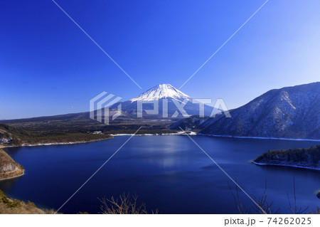 冬晴れの本栖湖と富士山(1,000円札のモデルとなった場所) 74262025