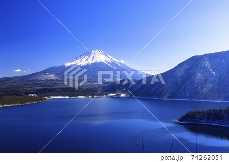 冬晴れの本栖湖と富士山(1,000円札のモデルとなった場所) 冬晴れの本栖湖と富士山(1,000円札のモデルとなった場所) 74262054