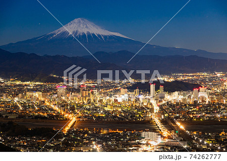 静岡市の夜景 朝鮮岩から望む富士山の写真素材