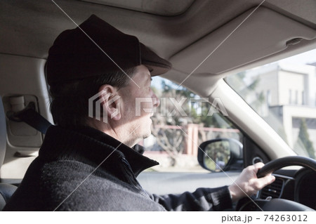 A man drives a car around the city. 74263012