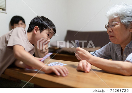 3世代で楽しくトランプをする家族 74263726