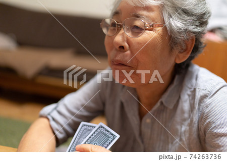 3世代で楽しくトランプをする家族 3世代で楽しくトランプをする家族 74263736