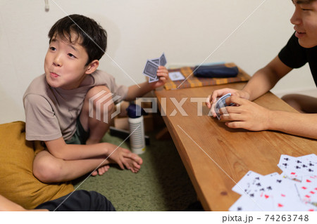 3世代で楽しくトランプをする家族 3世代で楽しくトランプをする家族 74263748