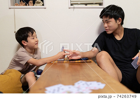 3世代で楽しくトランプをする家族 74263749