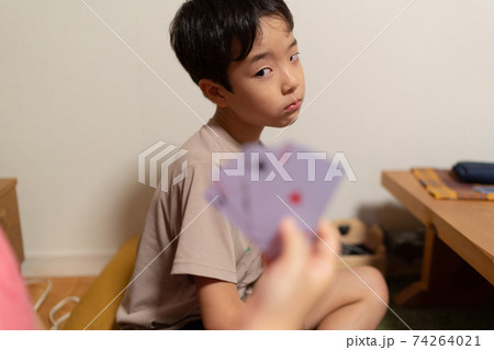 3世代で楽しくトランプをする家族 74264021