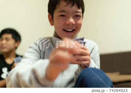 3世代で楽しくトランプをする家族 3世代で楽しくトランプをする家族 74264023