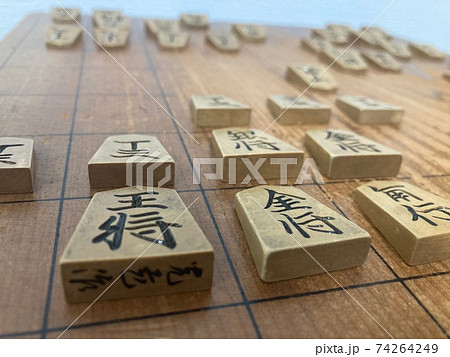 矢倉囲いを王将の低い目線から。将棋。 74264249
