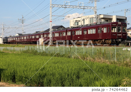 阪急電車3300系|関西を走る通勤型車両の鉄道風景 阪急電車3300系|関西を走る通勤型車両の鉄道風景 74264462