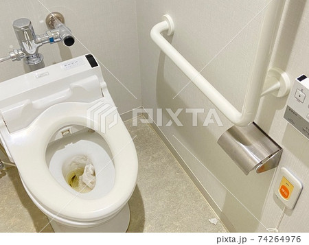 洋式トイレ使用済み 74264976