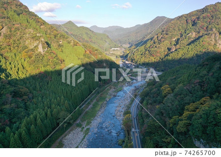 耶馬渓の朝靄の山並み空撮 74265700