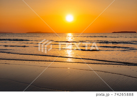 水平線に沈む夕日1 74265888