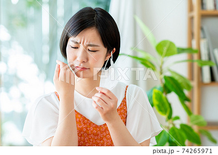 マスクの肌荒れを気にする若い女性 マスクの肌荒れを気にする若い女性 74265971