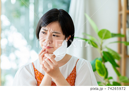 マスクの肌荒れを気にする若い女性 マスクの肌荒れを気にする若い女性 74265972