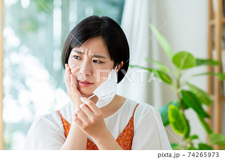マスクの肌荒れを気にする若い女性 74265973