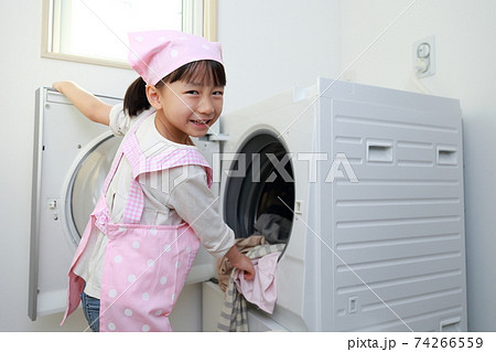 衣類の洗濯をお手伝をする5歳の女の子 衣類の洗濯をお手伝をする5歳の女の子 74266559