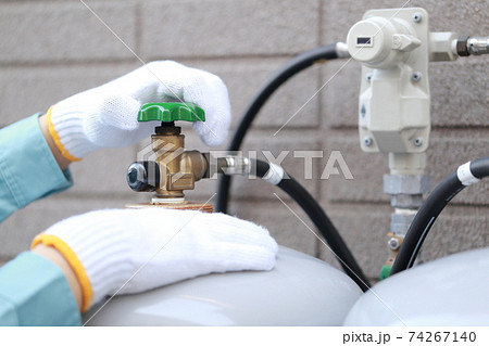 プロパンガスのボンベを点検する作業員 74267140
