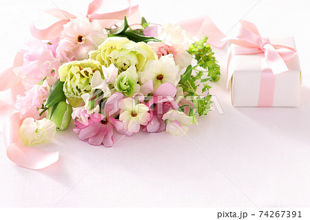 春のフラワーアレンジ バレンタイン 母の日の写真素材