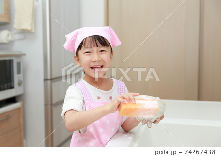 食器洗いを手伝う5歳の女の子 食器洗いを手伝う5歳の女の子 74267438