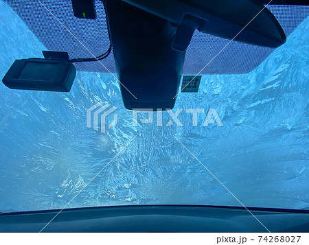 凍った車のフロントガラスの写真素材