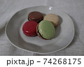 つやつやでカラフルなマカロン 74268175