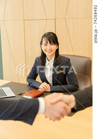ビジネス 商談成立 握手 ビジネス 商談成立 握手 74268492