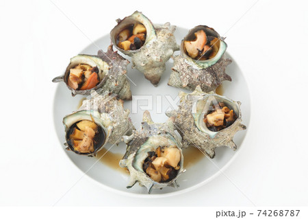 サザエの壺焼き複数個白い皿盛り俯瞰 74268787