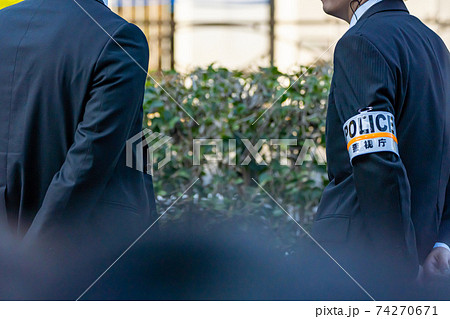 祝賀御列の儀　天皇陛下　皇后陛下　パレード　警察　規制　警備　バリケード　沿道　人混み　大勢 74270671