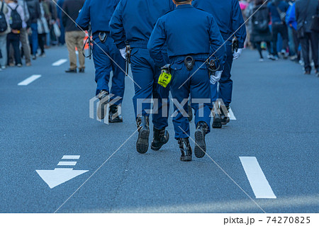 祝賀御列の儀 天皇陛下 皇后陛下 パレード 警察 規制 警備 バリケード 沿道 人混み 大勢 祝賀御列の儀 天皇陛下 皇后陛下 パレード 警察 規制 警備 バリケード 沿道 人混み 大勢 74270825