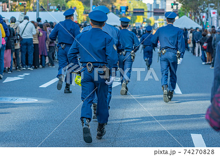 祝賀御列の儀 天皇陛下 皇后陛下 パレード 警察 規制 警備 バリケード 沿道 人混み 大勢 祝賀御列の儀 天皇陛下 皇后陛下 パレード 警察 規制 警備 バリケード 沿道 人混み 大勢 74270828
