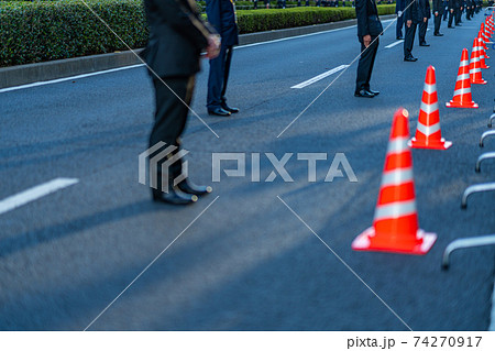祝賀御列の儀　天皇陛下　皇后陛下　パレード　警察　規制　警備　バリケード　沿道　人混み　大勢 74270917