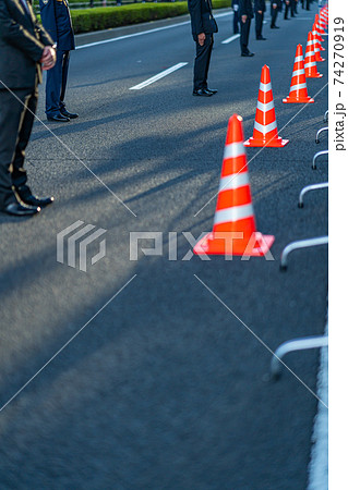 祝賀御列の儀　天皇陛下　皇后陛下　パレード　警察　規制　警備　バリケード　沿道　人混み　大勢 74270919